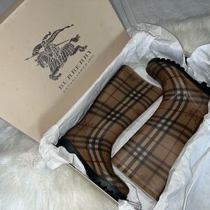 Used like New!!!!!! no bad smells, very clean  in original box